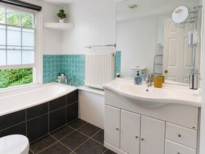 Hair dryer, towels, soap, shampoo - Elegant 4-bedroom Highgate Flat w/ Private Garden near Hampstead Heath (London)