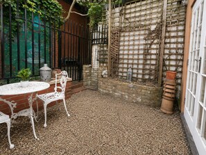 Outdoor dining - Elegant 4-bedroom Highgate Flat w/ Private Garden near Hampstead Heath (London)