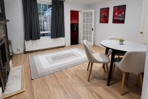 Dining - Elegant 4-bedroom Highgate Flat w/ Private Garden near Hampstead Heath (London)