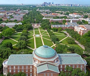 An aerial view of a campus with a central lawn, a large building with a dome, and surrounding brick structures. - Cozy 1BR In Central Dallas Location Near FIFA WC (Dallas)