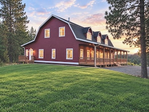 A large, two-story house with a red exterior and a covered porch. - Modern Barn House for Large Gatherings - Sleeps 22 - 15 mins from Moscow (Troy)