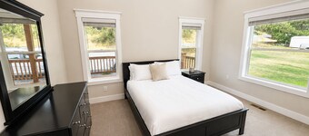 Modern Barn House for Large Gatherings - Sleeps 22 - 15 mins from Moscow
