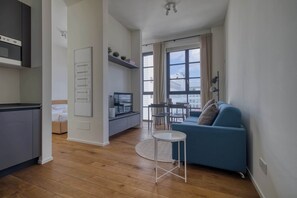 Un appartement moderne comprenant une cuisine, un coin repas et un salon.