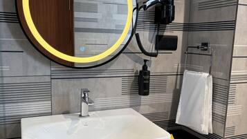 Comfort Double Room, City View | Bathroom | Hair dryer, towels, soap, shampoo