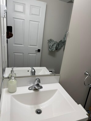 Bathroom - Enjoyable 1-bedroom apartment in lovely Regina with AC (Regina)