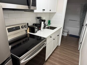 Private kitchen - Enjoyable 1-bedroom apartment in lovely Regina with AC (Regina)