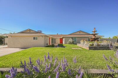 Tropical Private Estate • 8 Bdrm • Resort Pool • 5 Mins to the Strip  • Weddings