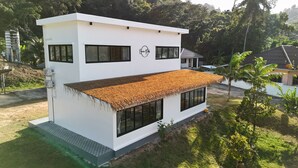 A modern two-story building with a flat roof and large windows. - Ocean Peek Villa-Bang Po  (Chang Wat Surat Thani)