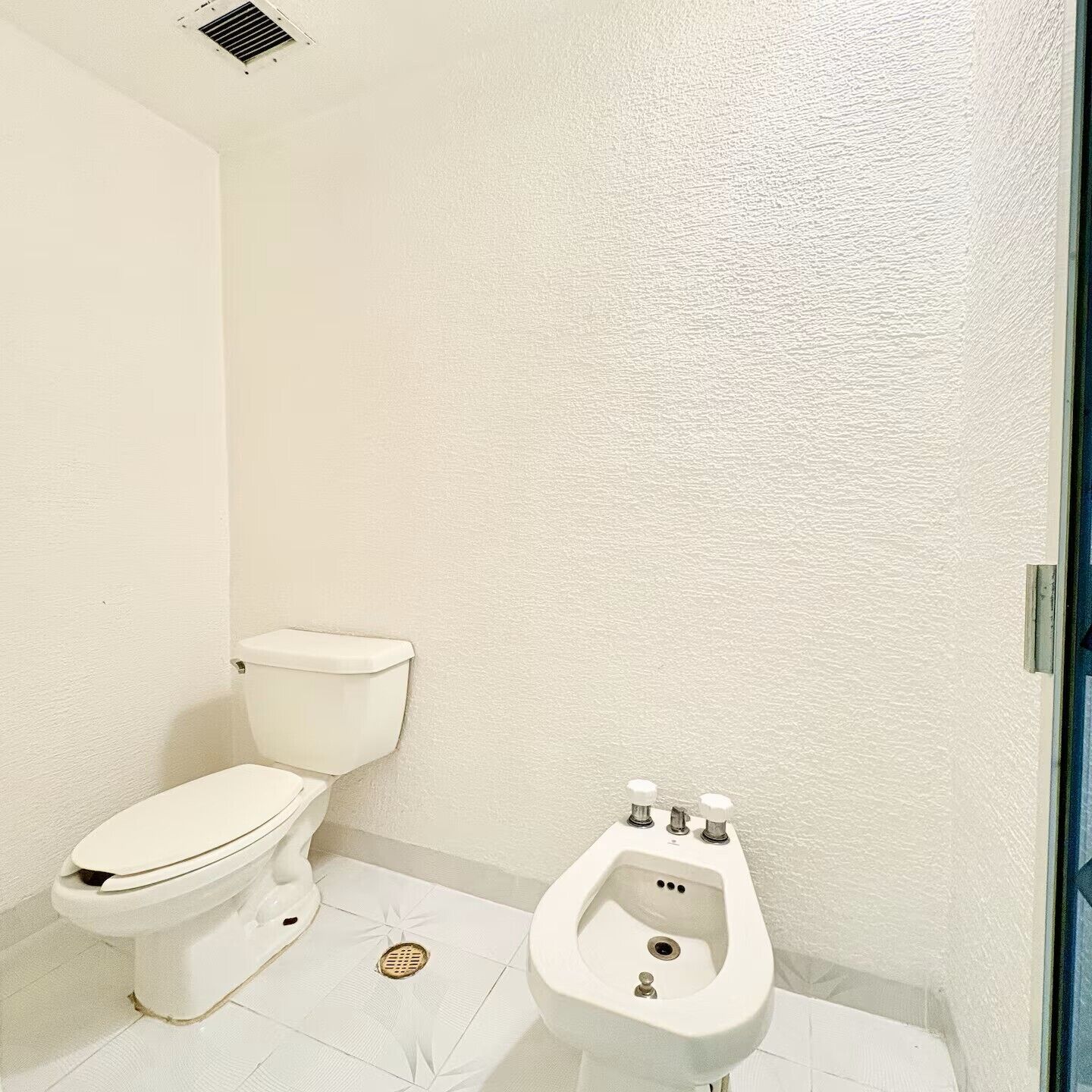 Sèche-cheveux, serviettes fournies, savon, papier toilette