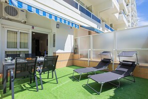 屋外ダイニングエリア