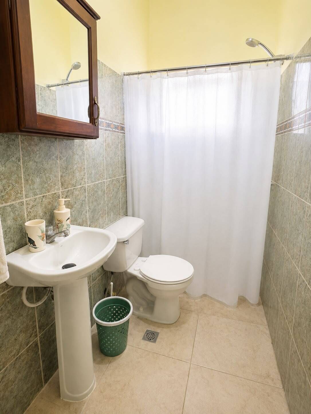 Serviettes fournies, papier toilette