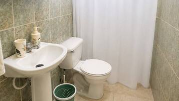 Serviettes fournies, papier toilette