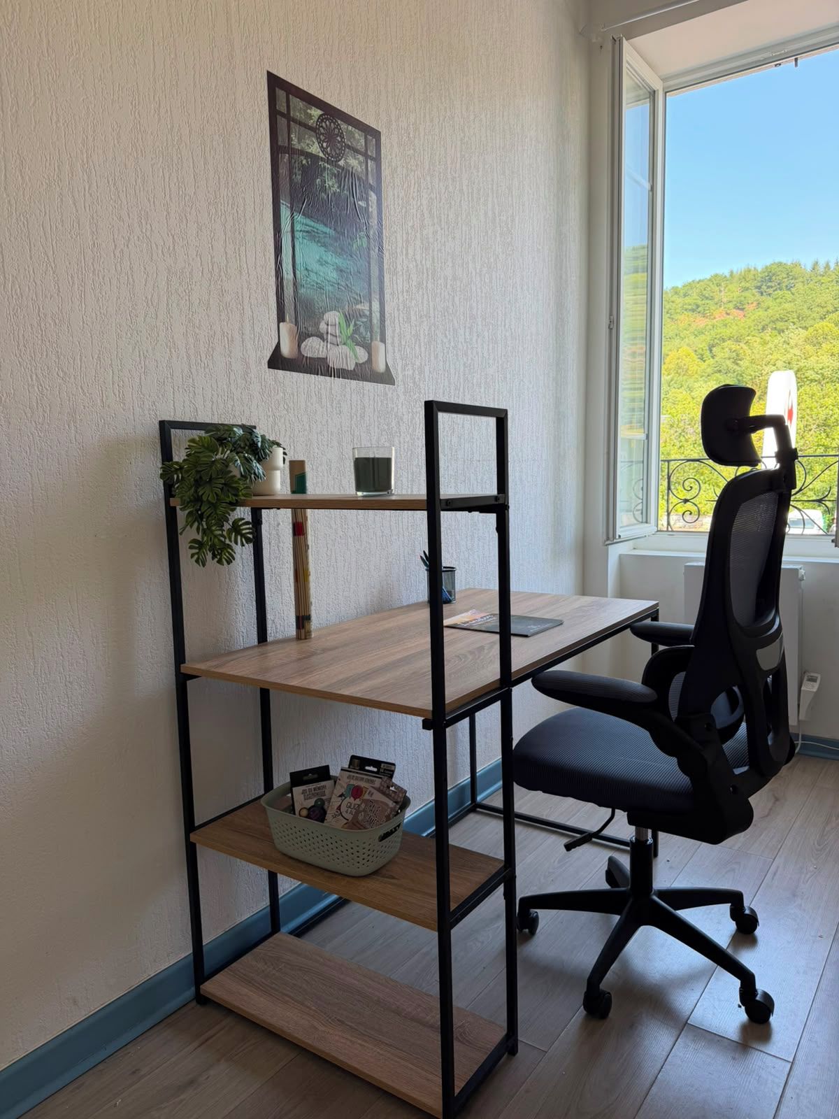Un espace de travail comprenant un bureau, une chaise et des étagères, le tout placé contre un mur avec une fenêtre.