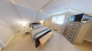 Un dormitorio con cama, mesita de noche, lámpara, cómoda y ventana.