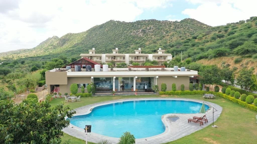 Una piscina al aire libre