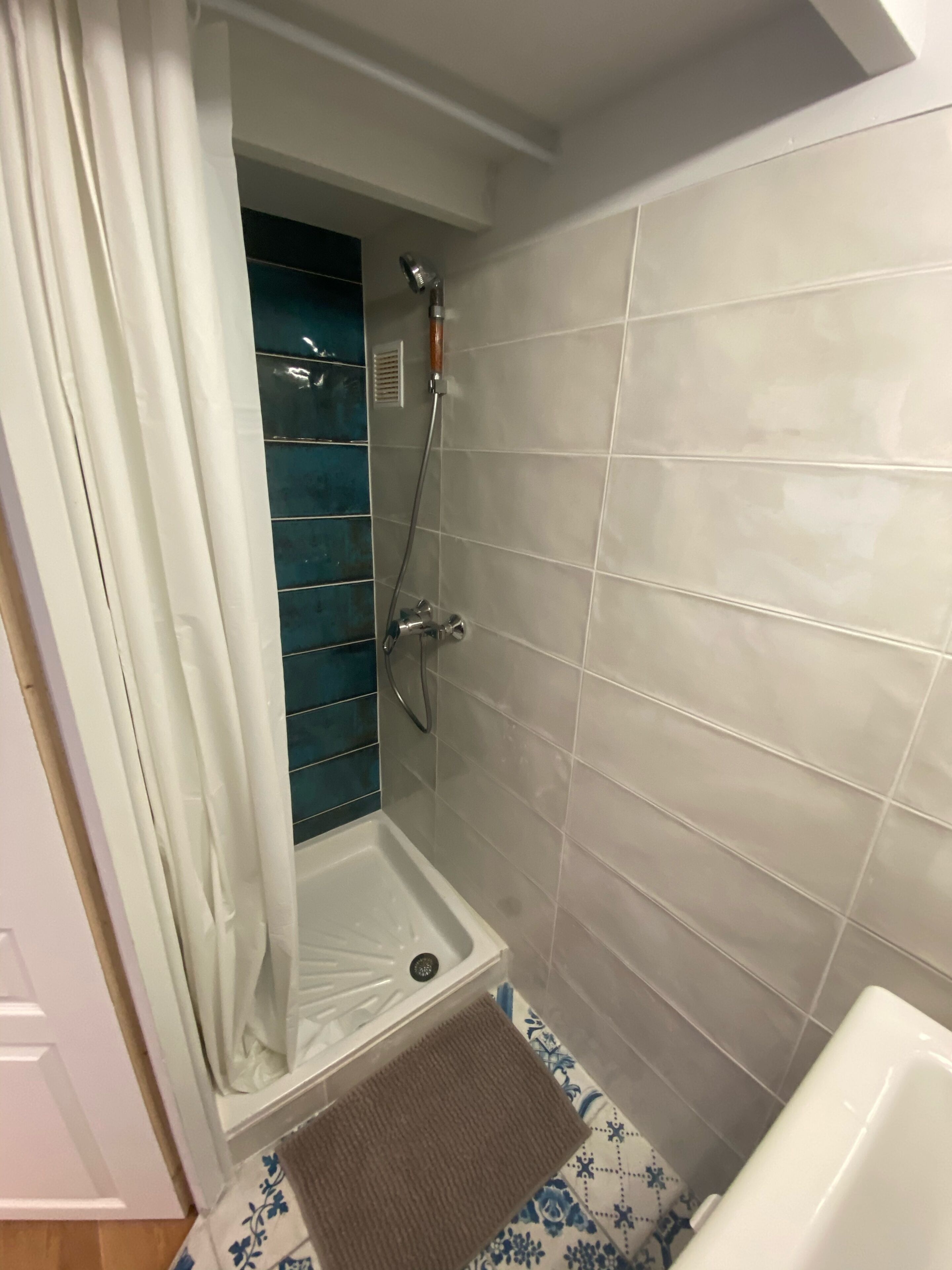 Een douche, een haardroger, zeep, toiletpapier