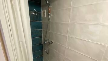 Een douche, een haardroger, zeep, toiletpapier