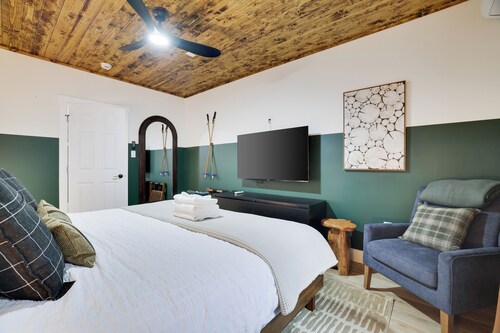 Luxury Lodge★Sleep 18★Hot Tub★Sauna★Game Room★Lake