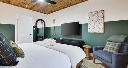 Luxury Lodge★Sleep 18★Hot Tub★Sauna★Game Room★Lake