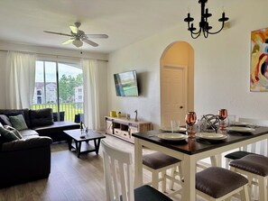 Dining - PERFECT Condo 3 miles from Disney property-Free Resort! (Kissimmee)