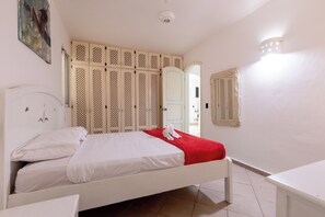 Tabla de planchar con plancha, wifi, ropa de cama
