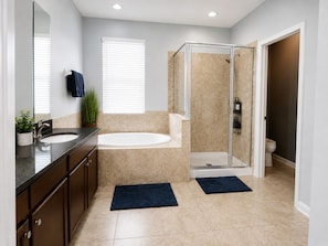 Bathroom - Lovely 3-bedroom house in charming Bahia Lakes (Ruskin)