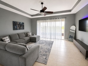 Living area - Lovely 3-bedroom house in charming Bahia Lakes (Ruskin)