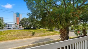 A road with a palm tree and a stop sign. - Island Breeze at Islander Cay (Myrtle Beach)