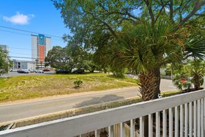 A road with a palm tree and a stop sign. - Island Breeze at Islander Cay (Myrtle Beach)
