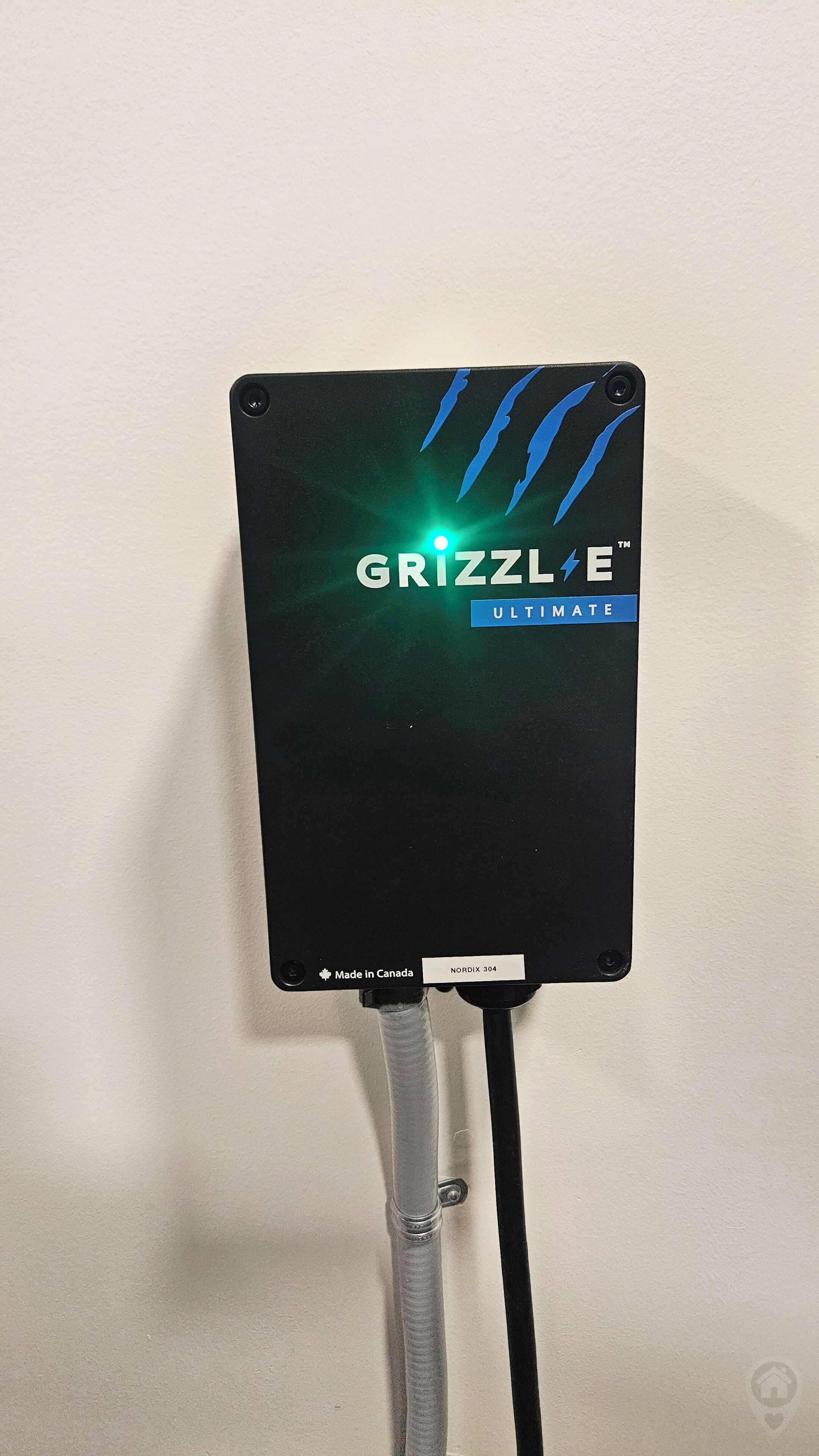 Ein schwarzes elektronisches Gerät mit der Aufschrift 'GRIZZLE ULTIMATE', einer kanadischen Flagge und der Modellnummer 'NORDIX 304'.