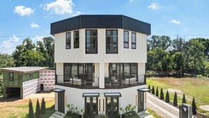 Un immeuble moderne à plusieurs étages, doté d’un toit plat, de grandes fenêtres et d’un balcon.