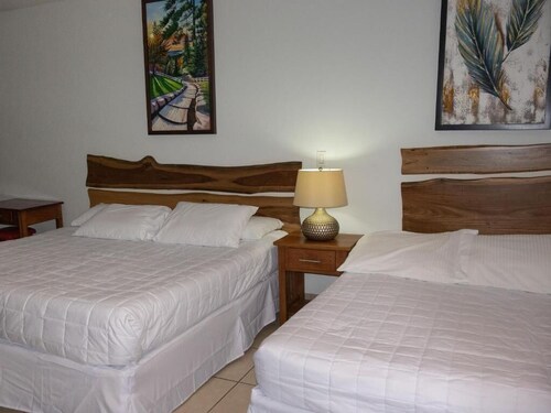 HOTEL LEON INN