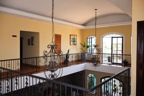 HOTEL LEON INN