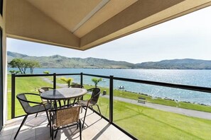 Outdoor dining - Lake Chelan Shores Waterfront Dream #11-4 Pools Hot Tub Beach Tennis Boating (Chelan)