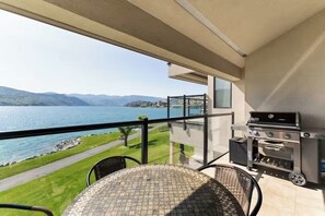 Outdoor dining - Lake Chelan Shores Waterfront Dream #11-4 Pools Hot Tub Beach Tennis Boating (Chelan)