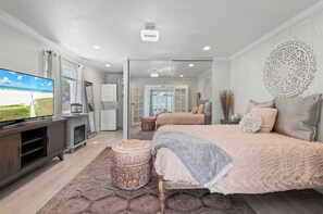 Room - (San Diego)