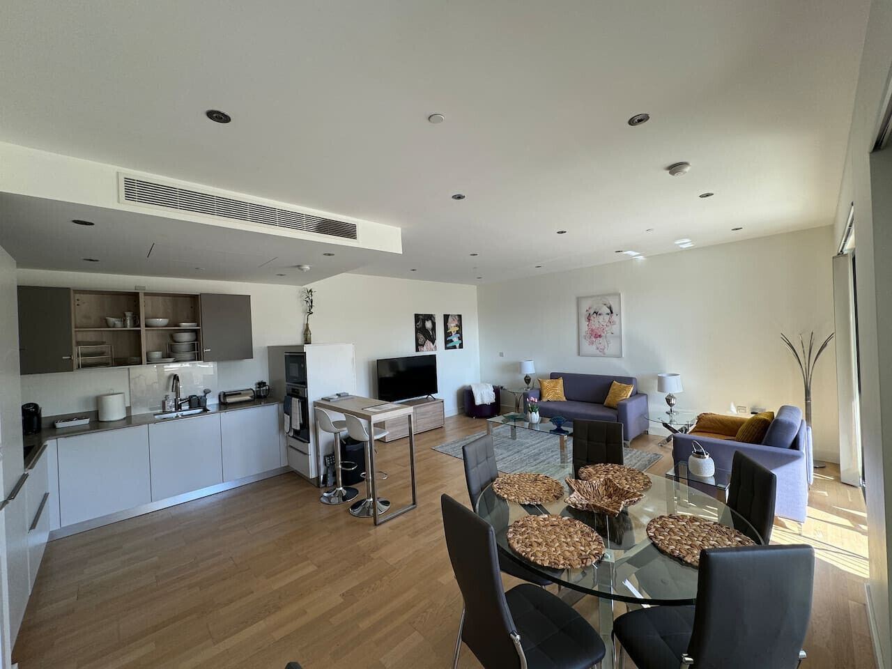 Un apartamento moderno con cocina, comedor y sala de estar.