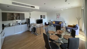 Een modern appartement met keuken, eetruimte en woonkamer.