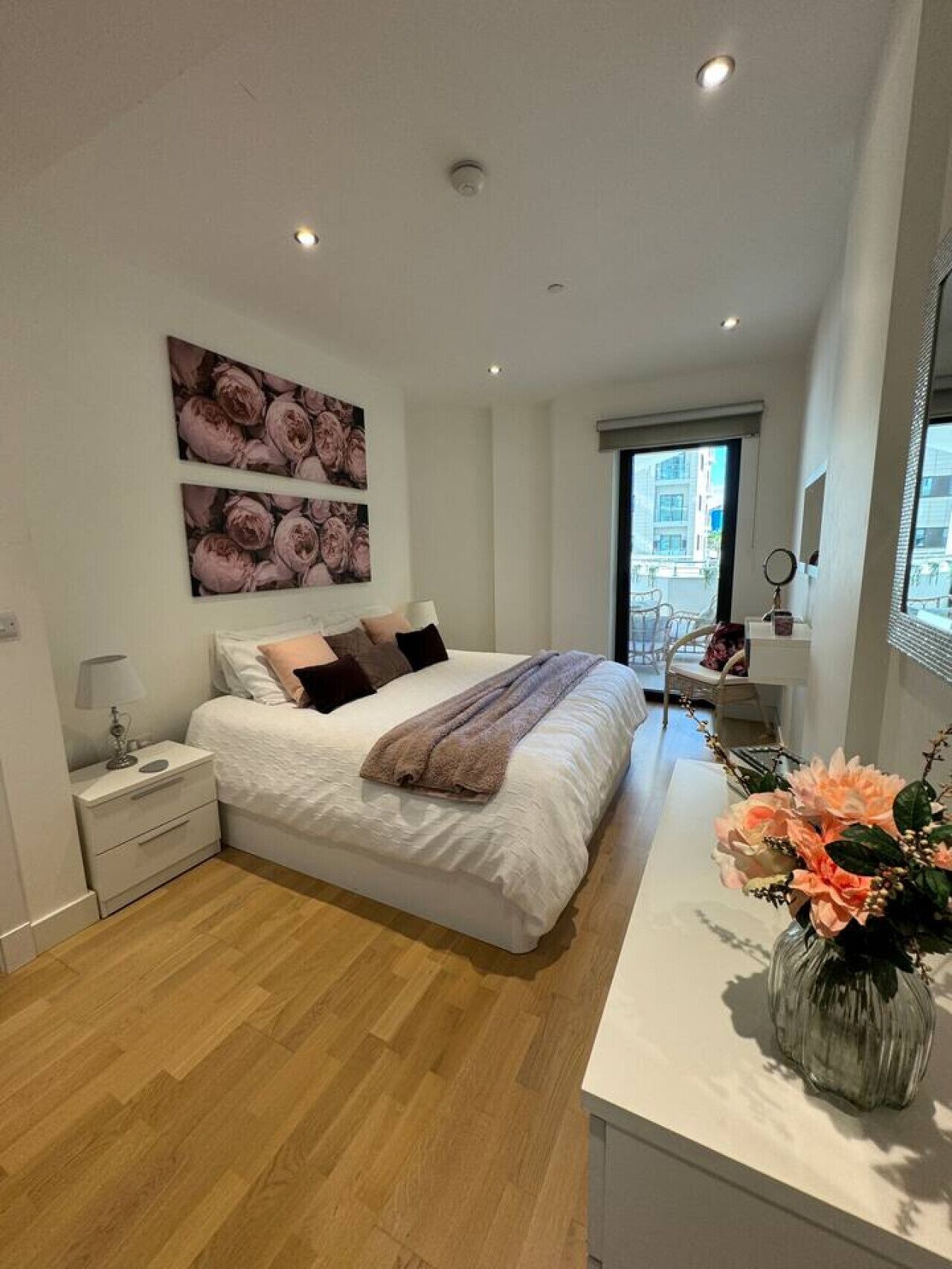 Desk, iron/ironing board, WiFi, bed sheets