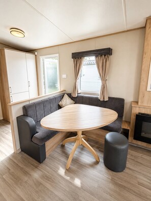 House, 3 Bedrooms | Dining