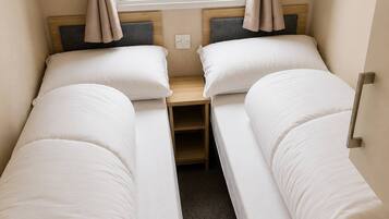 A twin room with two beds, a window, and curtains.