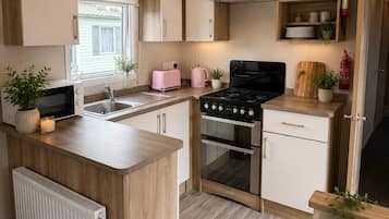 House, 3 Bedrooms | Private kitchen