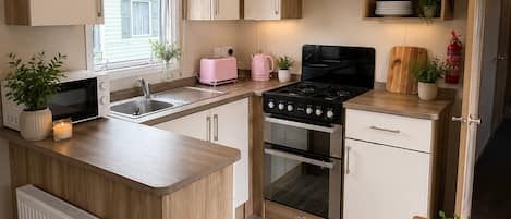 House, 3 Bedrooms | Private kitchen