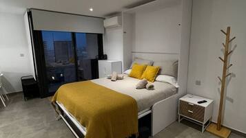 Desk, iron/ironing board, WiFi, bed sheets