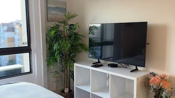Bureau, fer et planche à repasser, Wi-Fi, draps fournis