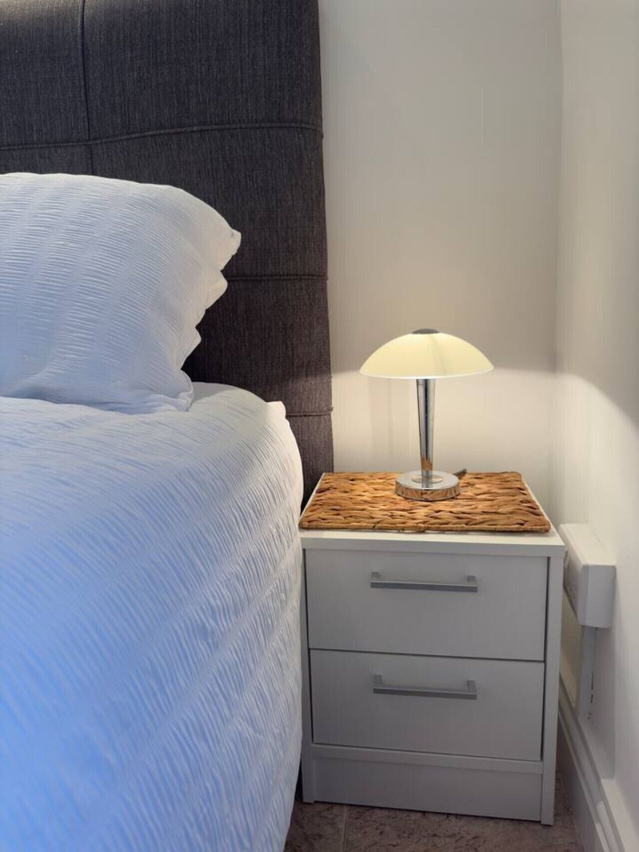 Desk, iron/ironing board, WiFi, bed sheets