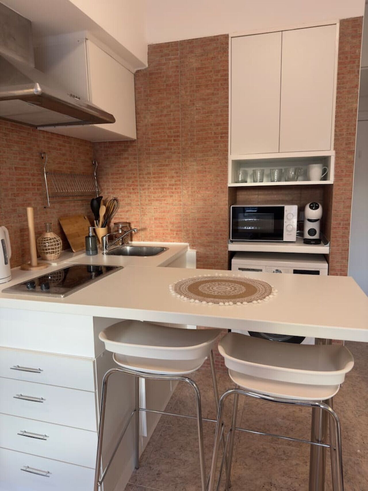Coffee/tea maker, fridge, microwave, stovetop
