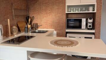 Coffee/tea maker, fridge, microwave, stovetop