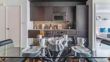 Coffee/tea maker, fridge, microwave, oven