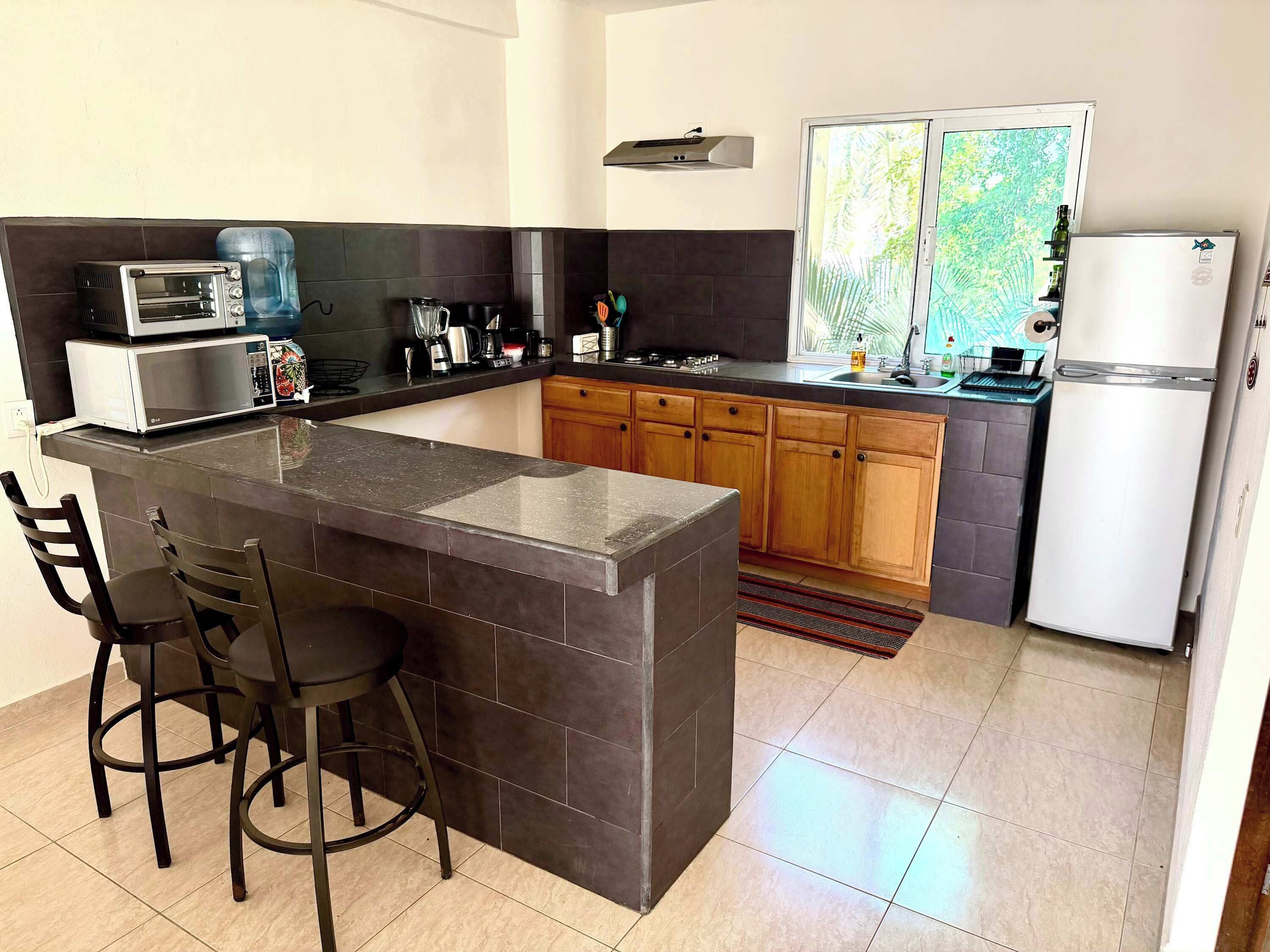 Cafetera y tetera, refrigerador, microondas y parrilla de estufa 